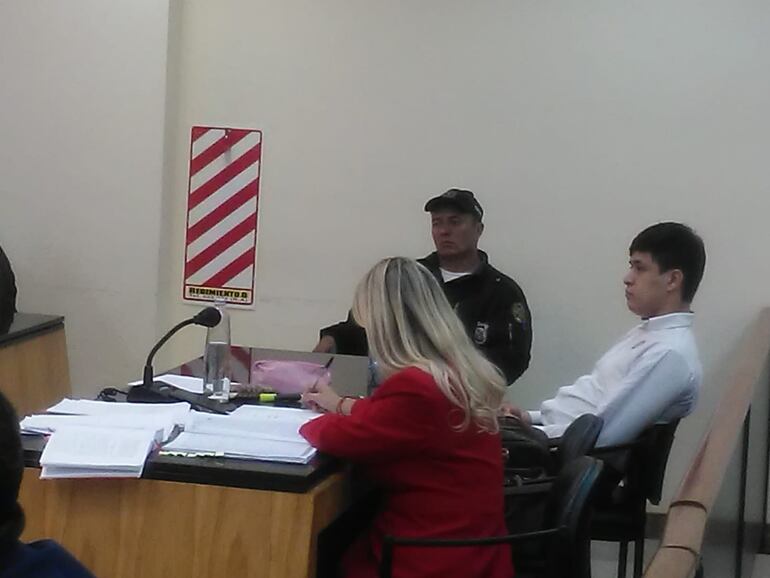 El acusado, Carlos Gabriel Yeza (de camisa blanca) aparece en el juicio desarrollado hoy, acompañado de la defensora pública, Marina Jara.
