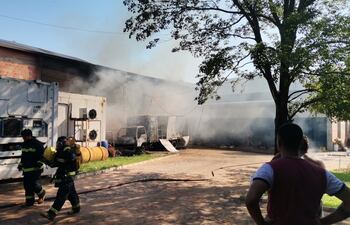 Reportan un incendio de gran magnitud en Luque