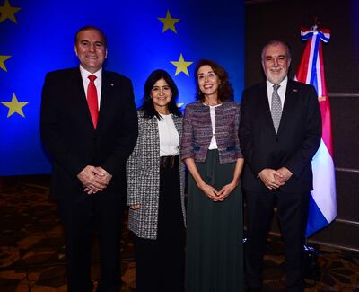 El canciller nacional, Julio César Arriola; Adriana Arriola; Pilar González-Villaurreta y embajador de la Unión Europea, Javier García de Viedma.