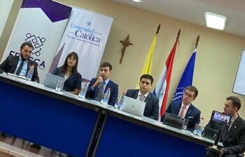 Universitarios invitaron a cuatro de los presidenciables para un debate.