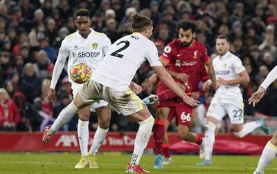 Mohamed Salah logra sacar el remate pese al acoso de tres jugadores del Leeds. El egipcio firmó un doblete y suma 19 goles en la Liga Premier.