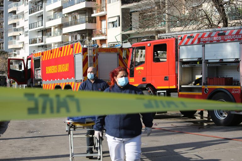 Bomberos de Uruguay acuden a la zona donde un edificio ha sufrido una explosión, por causas que aún se desconocen, hoy, en Montevideo (Uruguay).