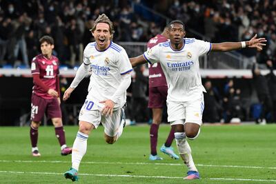 El croata Luka Modric (i) celebra su gol junto al austriaco David Alaba, en la victoria 4-1 del Real Madrid sobre Real Sociedad.