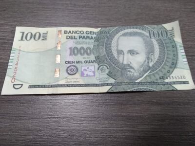Un billete de G. 100.000 falso con que fue estafado un comerciante local. Existiría una banda que está distribuyendo estos billetes apócrifos, por lo que piden estar atentos para no ser engañados.