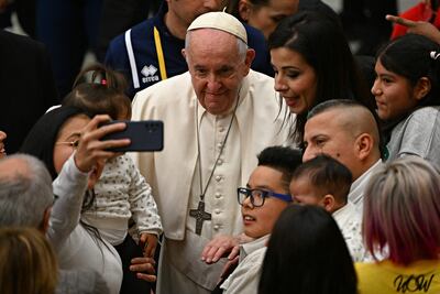 El papa Francisco saluda a chicos y personal del Dispensario de Santa María, que se dedica a ayudar a niños vulnerables.