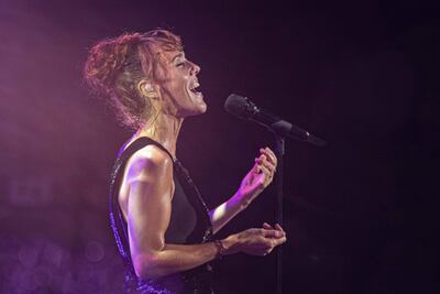 La cantante y compositora francesa Isabelle Geffroy, más conocida por su nombre artístico ZAZ, durante el concierto que ha ofrecido este viernes en el marco de la XXIV edición del Festival de Jazz de San Javier, en el auditorio Parque Almansa del municipio murciano.