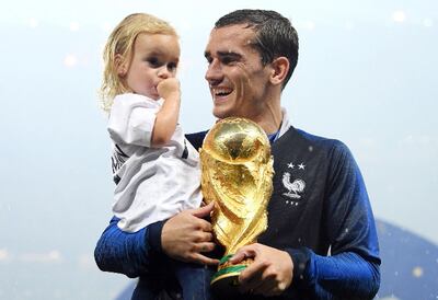 Antoine Griezmann, 30 años, con su hija Mía.