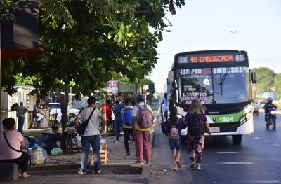 Pasajeros del transporte público soportan tediosas esperan de colectivos, mientras que los empresarios cobran cada vez más subsidios.