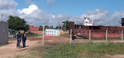 Justo donde se encuentra el puente el agua pluvial debería circular hacia el río Paraguay pero se tapó con arena.