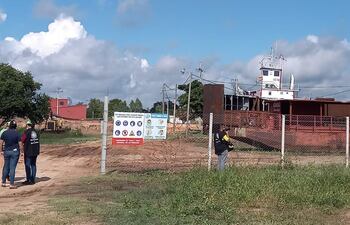 Justo donde se encuentra el puente el agua pluvial debería circular hacia el río Paraguay pero se tapó con arena.