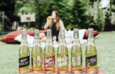 Miller High Life es una cerveza de estilo americano clásica y auténtica, reconocida por su consistencia, sabor e icónica botella de vidrio transparente.