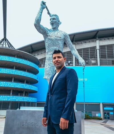 Sergio Agüero frente a su estatua en el estadio del Manchester City.