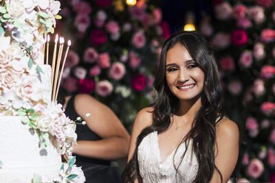 Hermosa lució Camila Ziomara Fernández Bóveda en su fiesta de quince años.