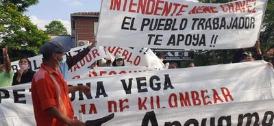 Partidarios del intendente Francisco Chávez frente a la Municipalidad de Independencia, este viernes.