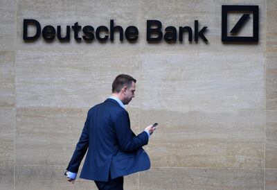Las acciones de los bancos alemanes Deutsche Bank y Commerzbank sufrían fuertes caídas en el mercado de Fráncfort este viernes como consecuencia de las recientes turbulencias en el sector y la incertidumbre sobre la evolución de los tipos de interés.