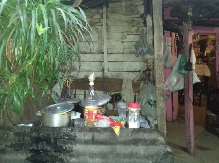 La mujer vende sus pocos enseres que posee para poder comer y comprar medicamentos, ya que el estado le cortó le pensión de la tercera edad.