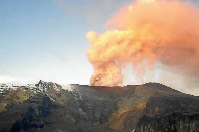 Fumarola de 27.000 pies de un volcán en Colombia afecta vuelos. (ilustración/archivo)