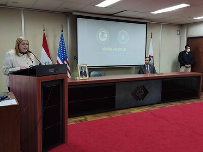 Brian Scaret escucha el mensaje de la fiscala general Sandra Quiñónez. En medio una fotografía del fiscal Marcelo Pecci.