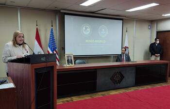 Brian Scaret escucha el mensaje de la fiscala general Sandra Quiñónez. En medio una fotografía del fiscal Marcelo Pecci.