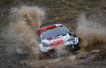 El finlandés Kalle Rovanperä (Toyota) dominó ayer la etapa del Rally de Acrópolis, ganando cuatro de las seis especiales del día, para reforzar su liderato (AFP).