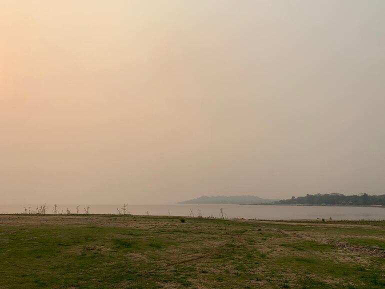 El humo nubla la vista del lago en San Bernardino.