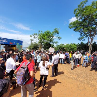 VDB Productores  bananas se manifestaron en el puerto de Tembiaporâ,
