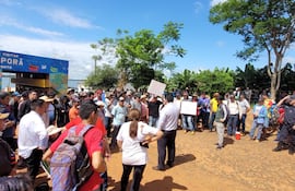 VDB Productores bananas se manifestaron en el puerto de Tembiaporâ,
