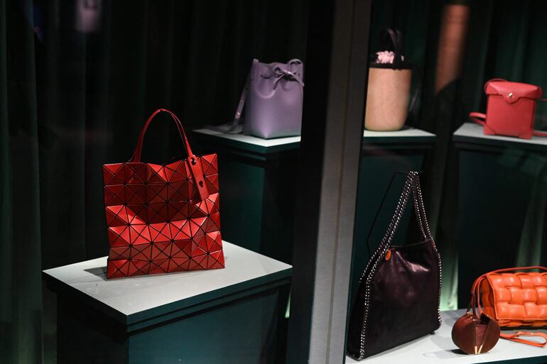 Una bolsa tote Bao Bao de Issey Miyake exhibida en un museo londinense. 