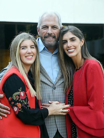 Juan José Zapag acompañado de sus hijas Geraldine y Estefanía Zapag.