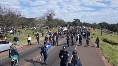 Los manifestantes cierran la ruta 7 en la zona de Calle Paraguarí.