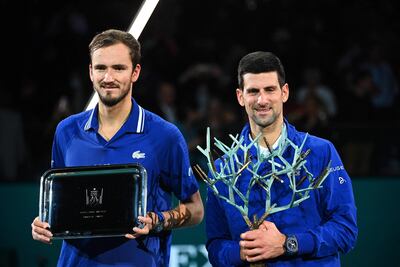 Medvedev y Djokovic posan con sus trofeos tras la final del Masters 1.000 de París, ayer. AFP