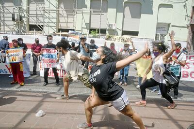 Los bailarines improvisaron una coreografía al compás de la batucada, en son de protesta.