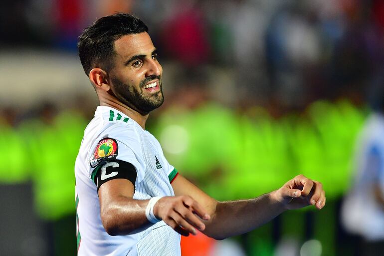 Riyad Mahrez, futbolista del Manchester City, figura y capitán del campeón.