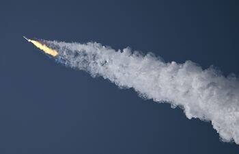 El Starship partió esta mañana de Boca Chica, Texas, pero unos 40 minutos después de su despegue explotó en el aire. (AFP)