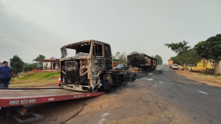 Retiran uno de los camiones quemados por manifestantes ayer en Yasy Cañy. El tránsito ya está liberado.