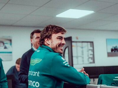 El piloto español ya tuvo los primeros contactos con el auto y miembros del equipo.