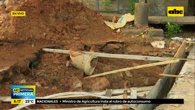 Según comentaron los vecinos a ABC Color, vienen los obreros a las 9 de la mañana, ven qué van a comer, toman tereré y a las 10:30 se van, dejando la calle tal como la encontraron.