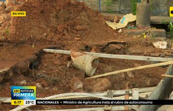 Según comentaron los vecinos a ABC Color, vienen los obreros a las 9 de la mañana, ven qué van a comer, toman tereré y a las 10:30 se van, dejando la calle tal como la encontraron.