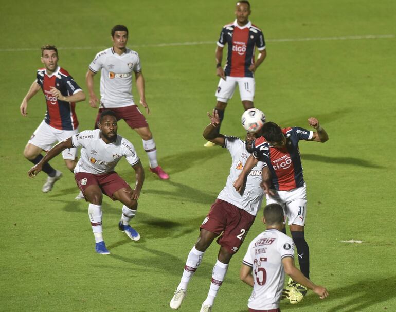 La jugada que terminó en gol de Mauro Boselli, pero que fue incorrectamente anulado por un grosero error del VAR. 