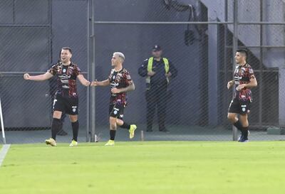 Nildo Viera (i) anotó los dos goles de Guaireña en el juego ante Resistencia