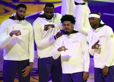 Anthony Davis, LeBron James, Quinn Cook y  Caldwell-Pope con sus anillos. AFP