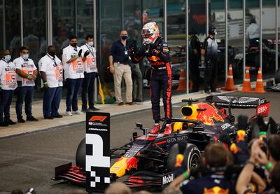 El neerlandés Max Verstappen (Red Bull) celebra su triunfo en la última carrear del año.