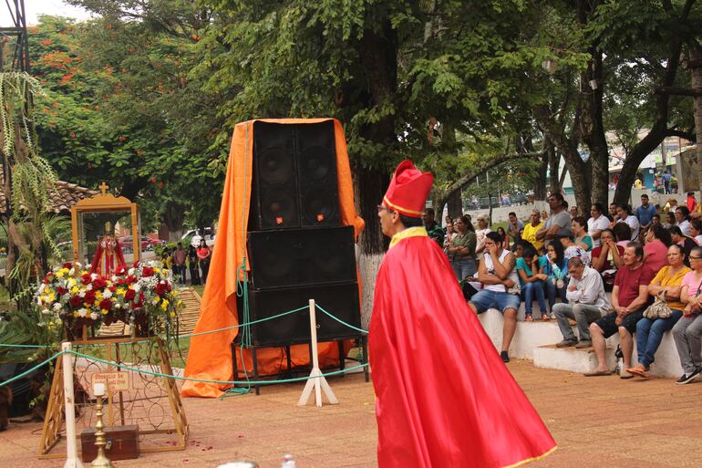 Comuniquen más los valores y respetos, no se dejen consumir por las redes, dijo Pbro. Villagra