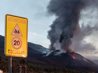 El Instituto Volcanológico de Canarias ha informado este martes de que el cono interno del volcán de La Palma se ha derrumbado sobre sí mismo. El cráter principal está en plena fase de reconstrucción tras abrirse una gran brecha en su flanco en la tarde noche del lunes, formando una especie de herradura. De momento el rumbo que cogen los ríos de lava no ha variado: discurren por el centro del campo lávico.
