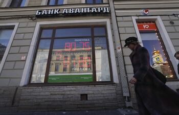 El rublo, la moneda rusa, cae en mínimos frente al dólar estadounidense. (EFE)