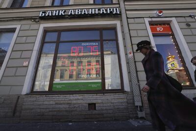 El rublo, la moneda rusa, cae en mínimos frente al dólar estadounidense. (EFE)