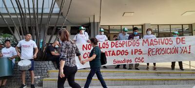 Trabajadores se manifestaron hoy denunciando despidos masivos en IPS