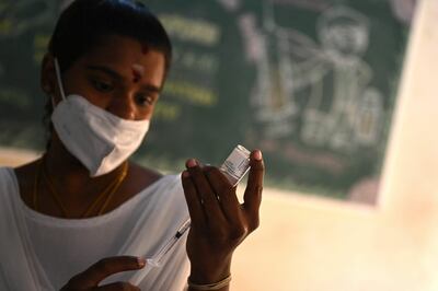 Una trabajadora de salud prepara una dosis de la vacuna contra la covid-19 en Chennai, India.