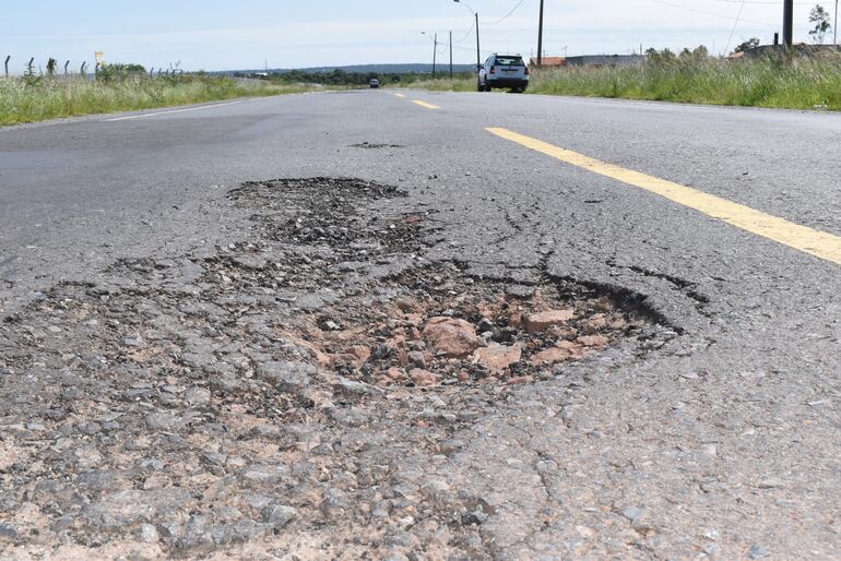 La ruta de 7 km que une las localidades de Ypané y Villeta aún no inaugurada y ya está minada de baches.
