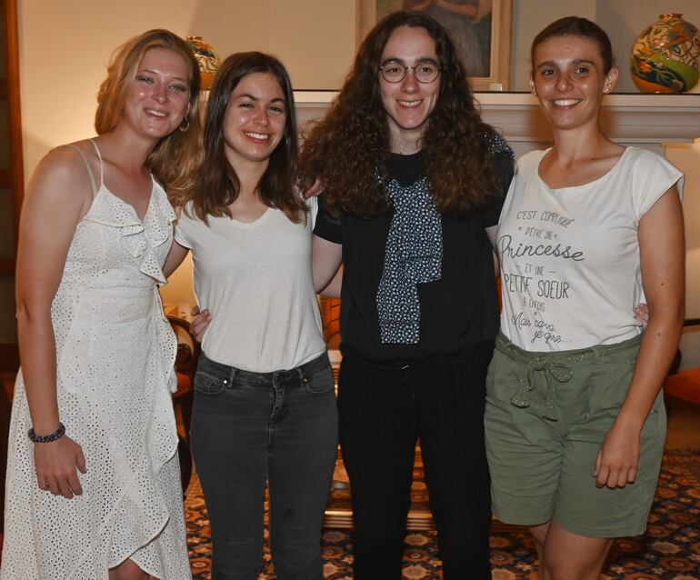 Marguerite Anceaume, Chloé Rabault, Pauline Arriav y Alescine Bizeray.
